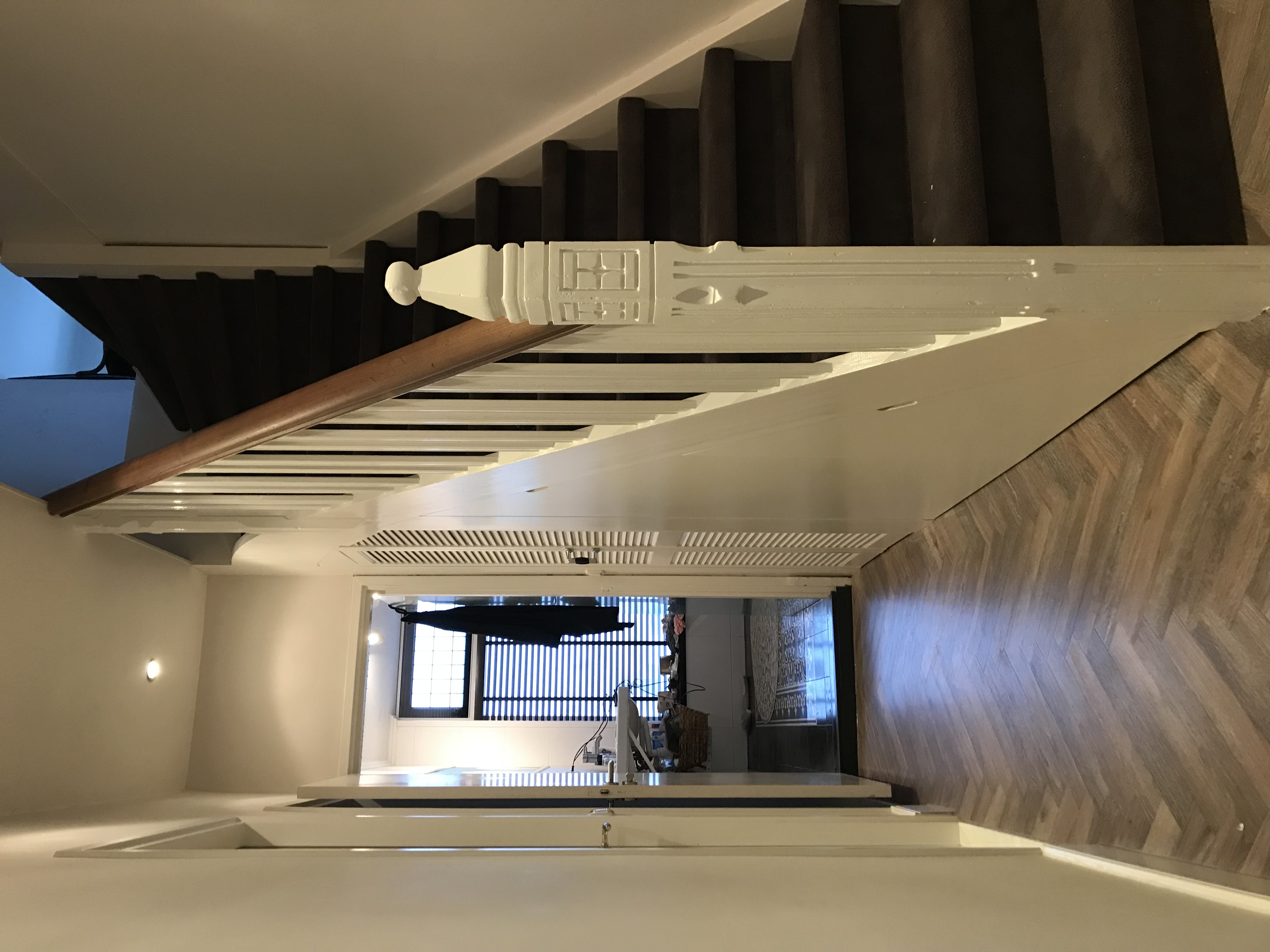 Geschilderde trap met balustrade
